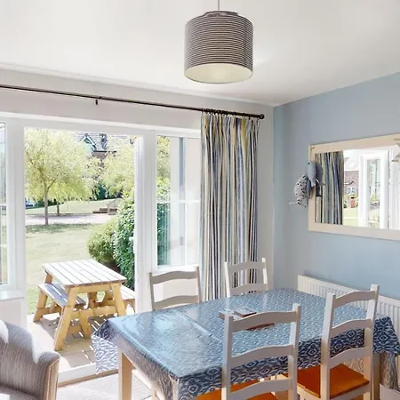 Anchor Down, The Bay, 2 Bedrooms, Patio, Free Parking, 2 Small Or 1 Medium Dog Welcome * Filey