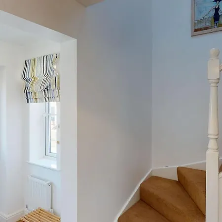 Anchor Down, The Bay, 2 Bedrooms, Patio, Free Parking, 2 Small Or 1 Medium Dog Welcome * Filey