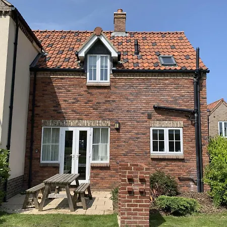 Anchor Down, The Bay, 2 Bedrooms, Patio, Free Parking, 2 Small Or 1 Medium Dog Welcome