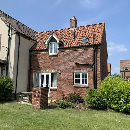 Anchor Down, The Bay, 2 Bedrooms, Patio, Free Parking, 2 Small Or 1 Medium Dog Welcome Filey