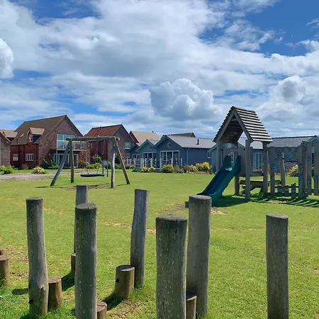 Anchor Down, The Bay, 2 Bedrooms, Patio, Free Parking, 2 Small Or 1 Medium Dog Welcome بيت للعطل *