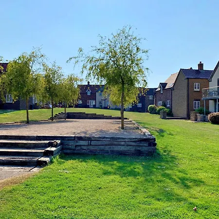 Anchor Down, The Bay, 2 Bedrooms, Patio, Free Parking, 2 Small Or 1 Medium Dog Welcome * Filey