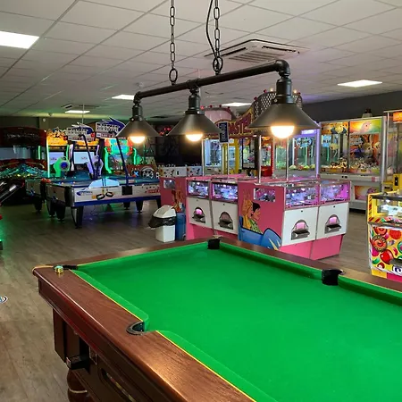 Anchor Down, The Bay, 2 Bedrooms, Patio, Free Parking, 2 Small Or 1 Medium Dog Welcome * Filey