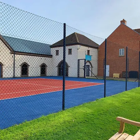 Anchor Down, The Bay, 2 Bedrooms, Patio, Free Parking, 2 Small Or 1 Medium Dog Welcome بيت للعطل