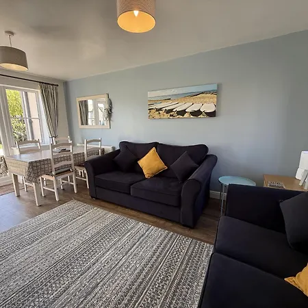 Anchor Down, The Bay, 2 Bedrooms, Patio, Free Parking, 2 Small Or 1 Medium Dog Welcome 파일리