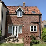 Anchor Down, The Bay, 2 Bedrooms, Patio, Free Parking, 2 Small Or 1 Medium Dog Welcome