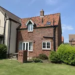 Anchor Down, The Bay, 2 Bedrooms, Patio, Free Parking, 2 Small Or 1 Medium Dog Welcome Filey