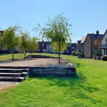 Anchor Down, The Bay, 2 Bedrooms, Patio, Free Parking, 2 Small Or 1 Medium Dog Welcome * Filey
