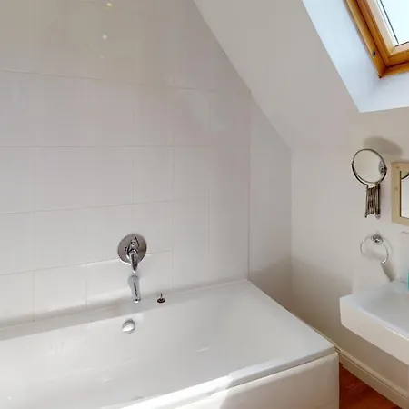 Anchor Down At The Bay, Sleeps 4-6 In 2 Bedrooms, Dogs Welcome Too