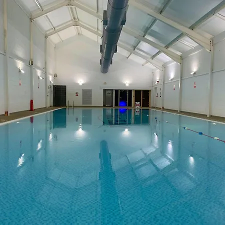 Anchor Down At The Bay, Sleeps 4-6 In 2 Bedrooms, Dogs Welcome Too * Filey