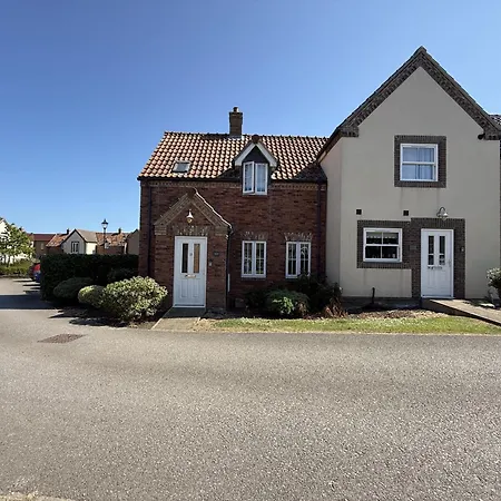Anchor Down, The Bay, 2 Bedrooms, Patio, Free Parking, 2 Small Or 1 Medium Dog Welcome *