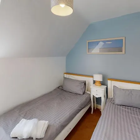 Anchor Down, The Bay, 2 Bedrooms, Patio, Free Parking, 2 Small Or 1 Medium Dog Welcome * Filey